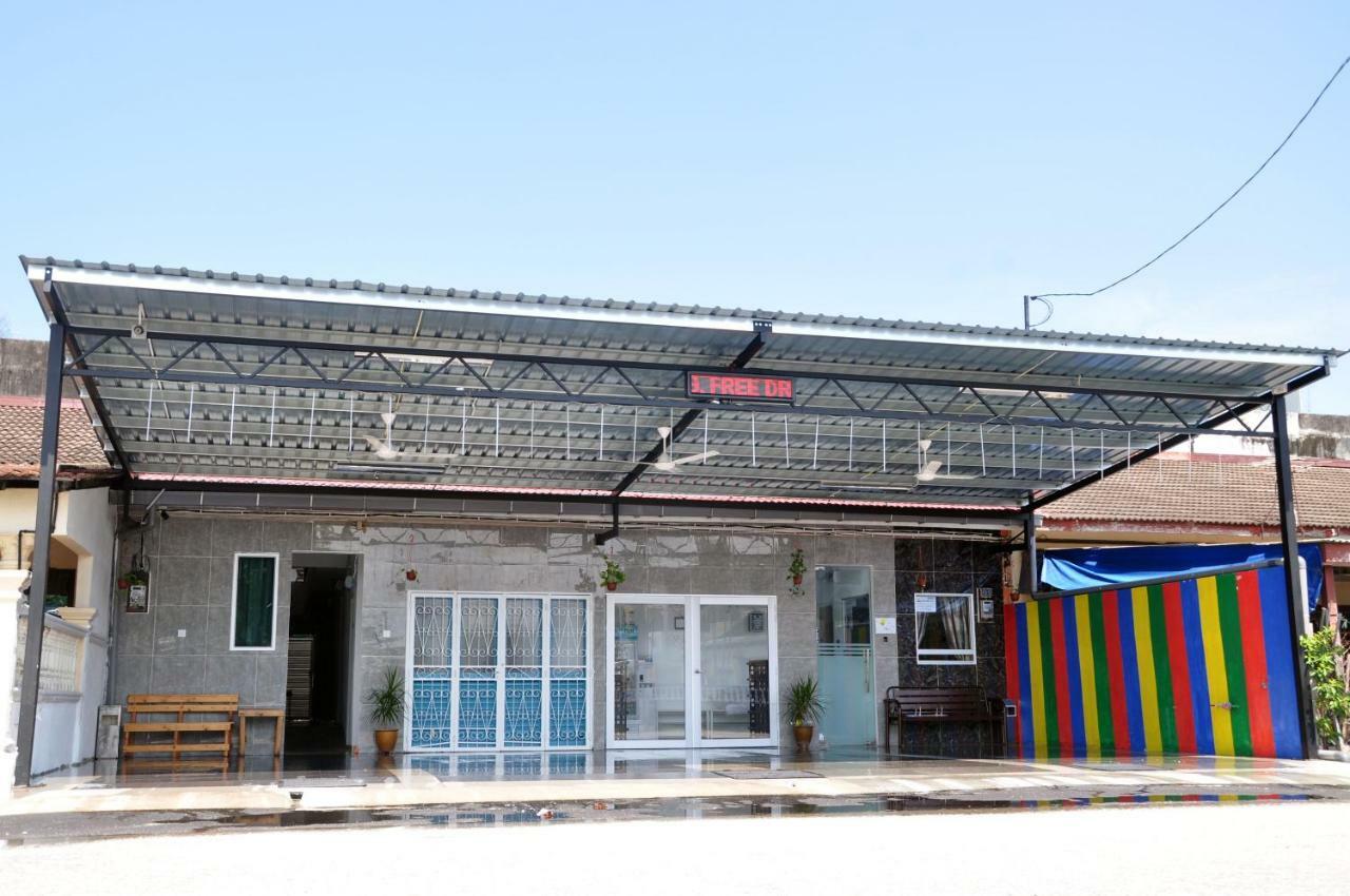 Teruntum 96 Guest House كوانتان المظهر الخارجي الصورة